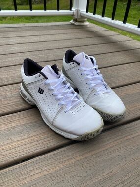 EUC Wilson sz 9 Womens tennis shoes Wilson white